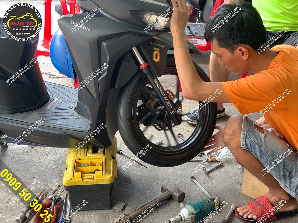 The staff is checking again to prepare to deliver the car to the customer