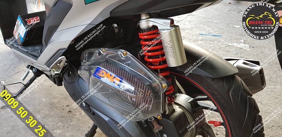 Close-up of yss g-sport fork with beautiful red spring