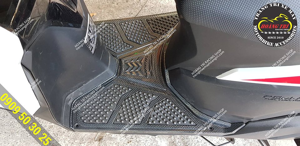 Close-up of Vario 2017 footrest mat with carbon paint