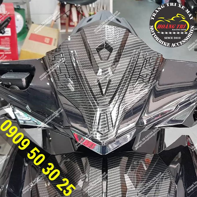Close-up details of airblade 2020 crown with carbon paint