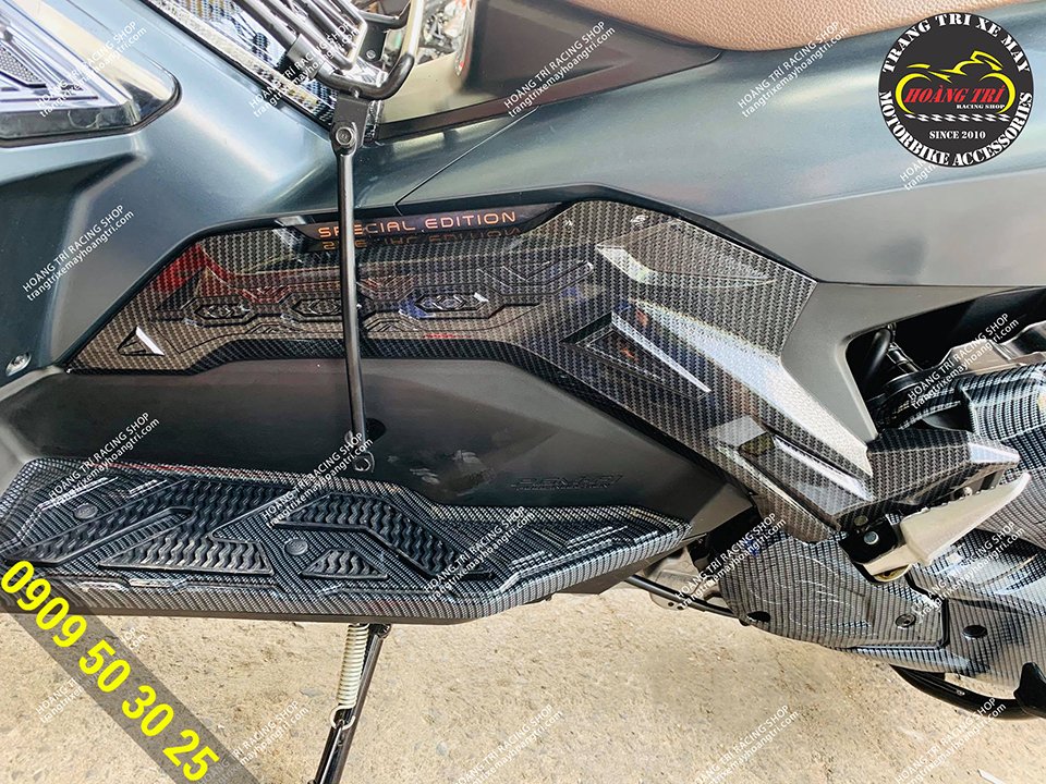 Close-up of Airblade 2020 chicken wings with carbon paint