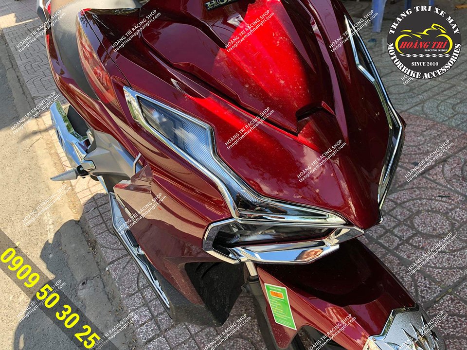 The chrome-plated Demi Airblade 2020 light cover is firmly fixed on the car