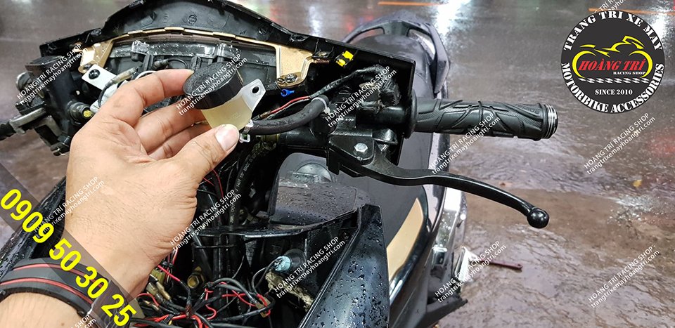 The car owner chooses a small oil tank brake to limit the cutting of plastic on the headlight of the car. The oil tank will be hidden inside the headlight.