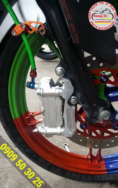 Close-up of Brembo oil pig with 2 pis - good win - good win
