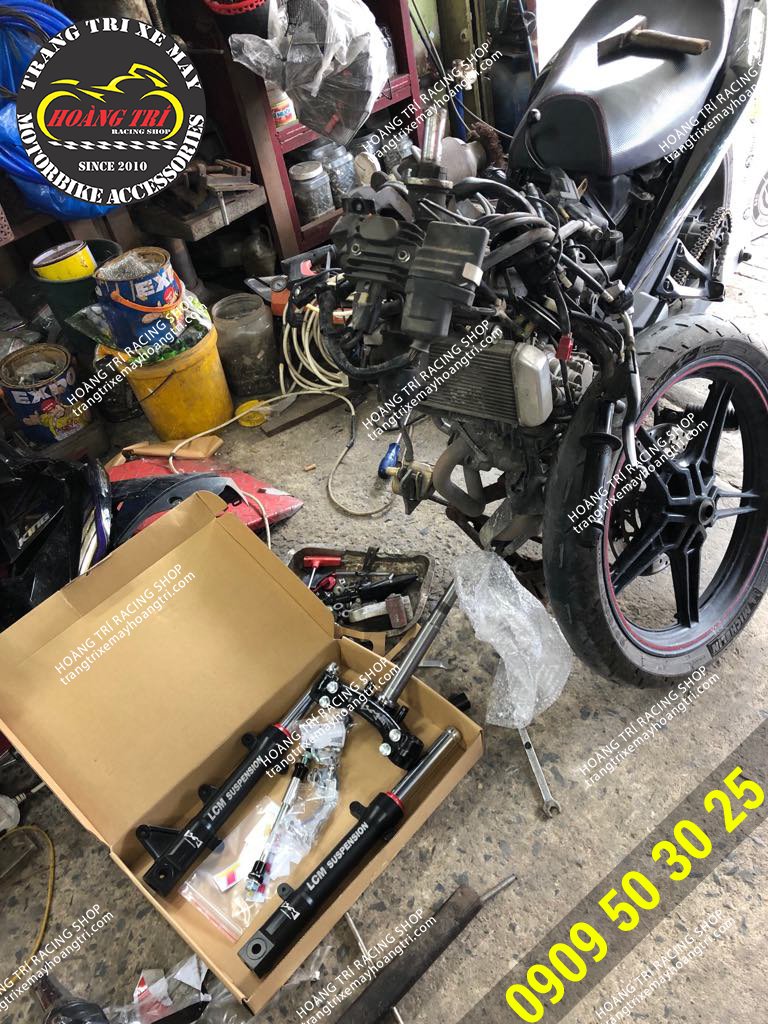 The image of the Exciter 150 is installing the front fork LCM Winner