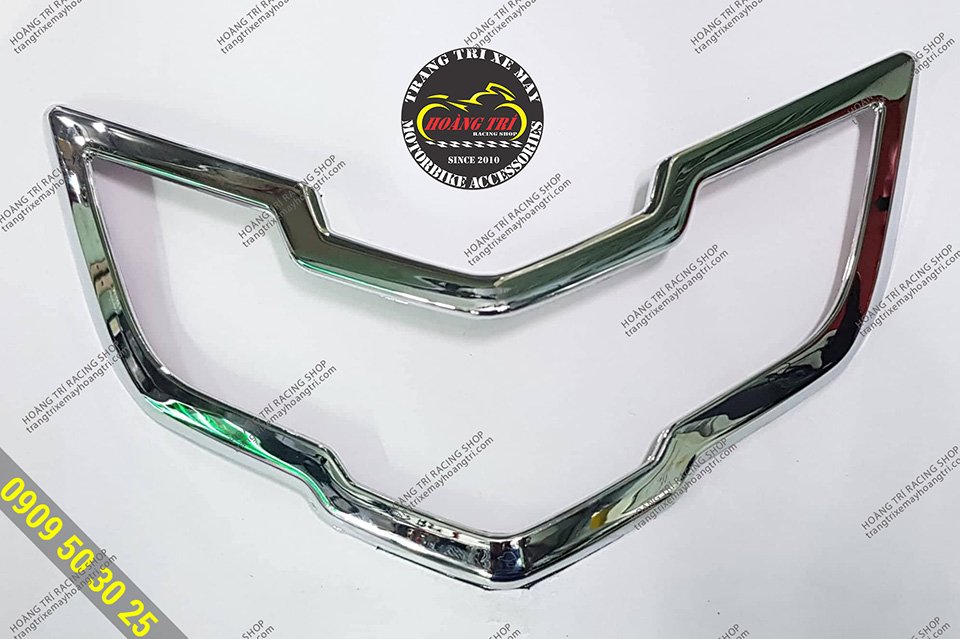 Close-up details of chrome-plated headlight covers for Exciter 2019