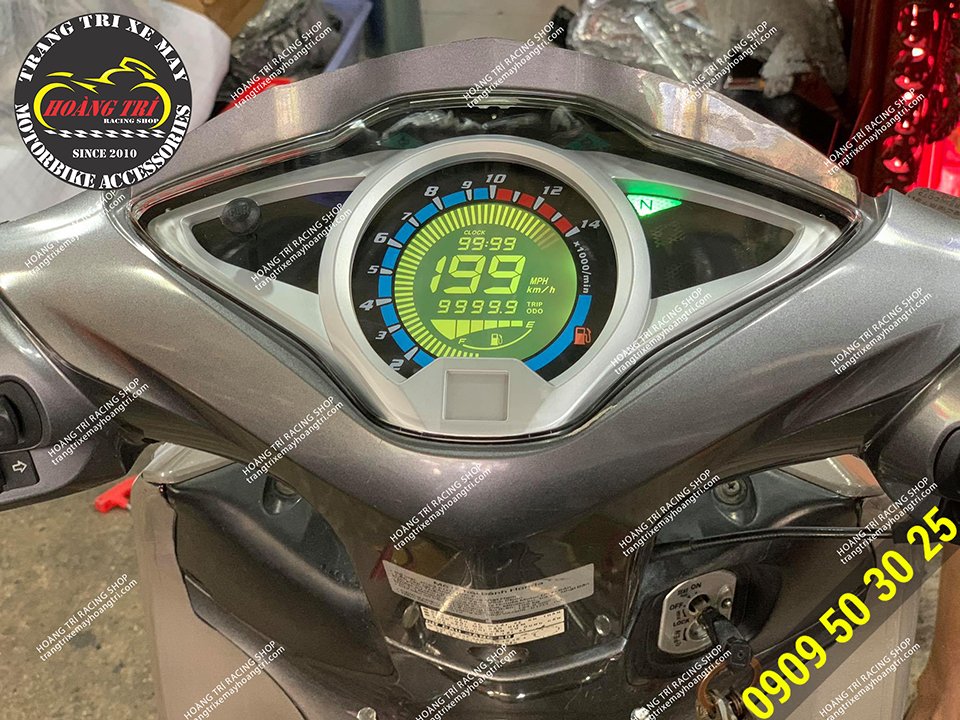 Cận cảnh chi tiết đồng hồ Sum Racing gắn trên chiếc Future Fi