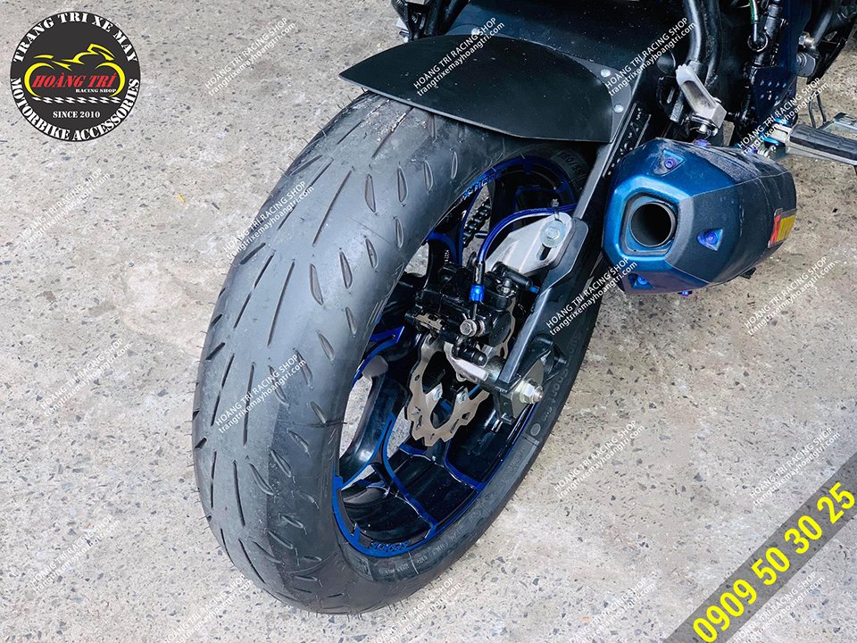 Fz-S has equipped the Pilot Road rear cover with a size of 180