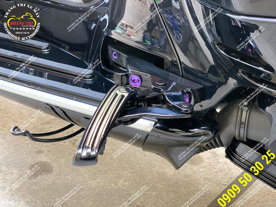 Close-up detail of the extended rear footrest on the black GTS