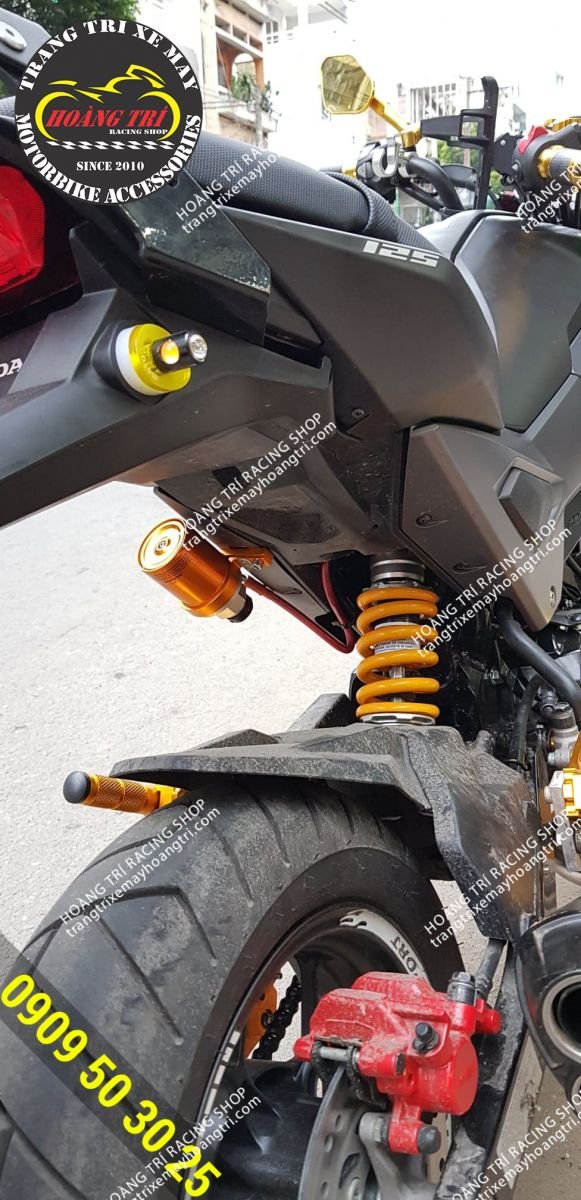 The outstanding yellow color of the Ohlins fork is quite prominent
