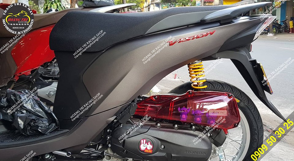 Accompanied by a transparent muffler with accessories inside