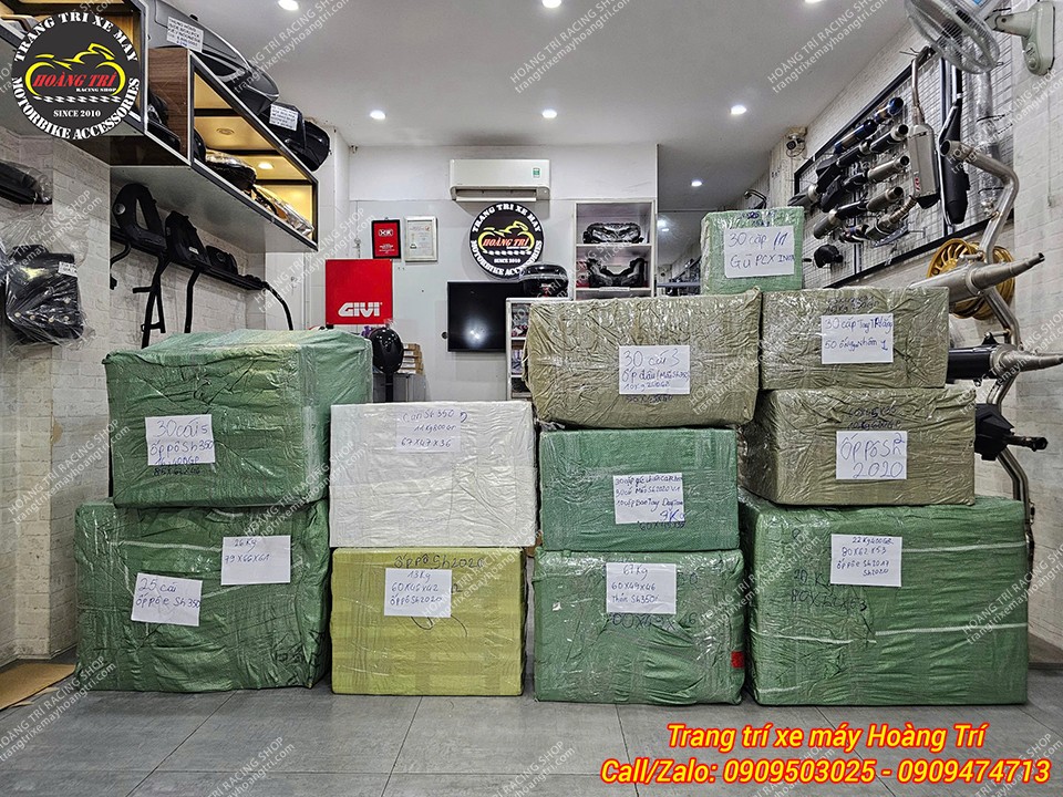 Kiện hàng phụ tùng xe máy số lượng lớn được sắp xếp gọn gàng tại cửa hàng Hoàng Trí