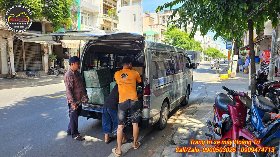 Các kiện phụ tùng xe máy được sắp xếp chắc chắn trong khoang xe vận chuyển