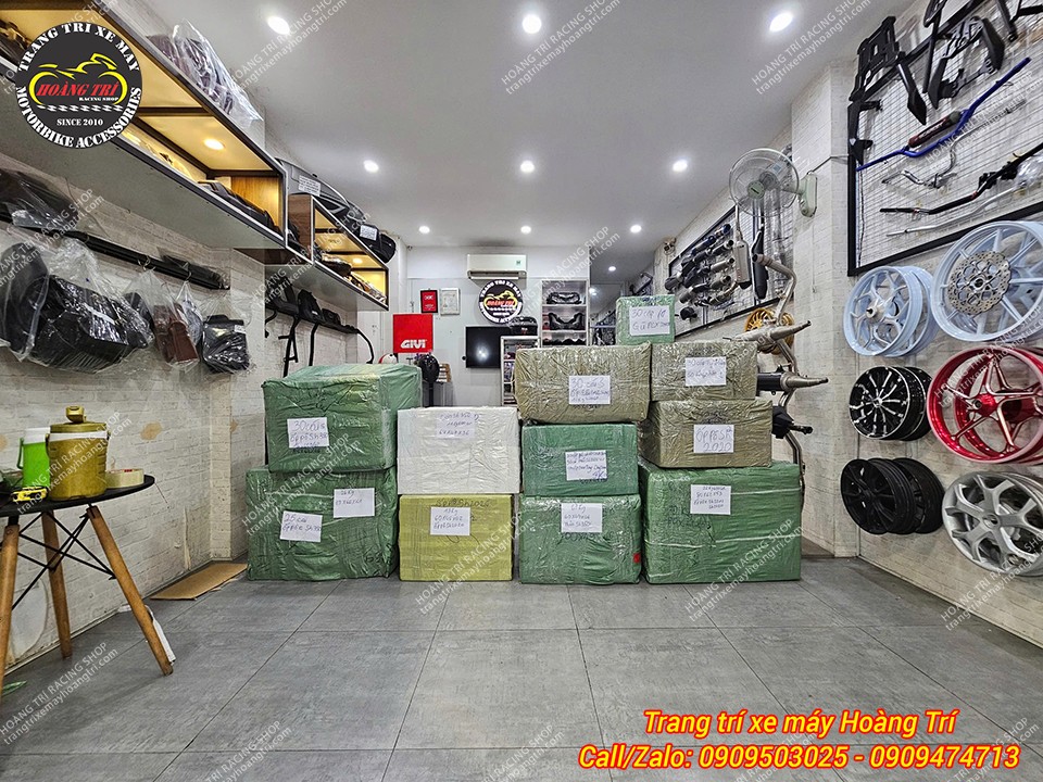 Hàng phụ tùng xe máy giá sỉ đóng kiện lớn tại Hoàng Trí Shop chuẩn bị gửi khách