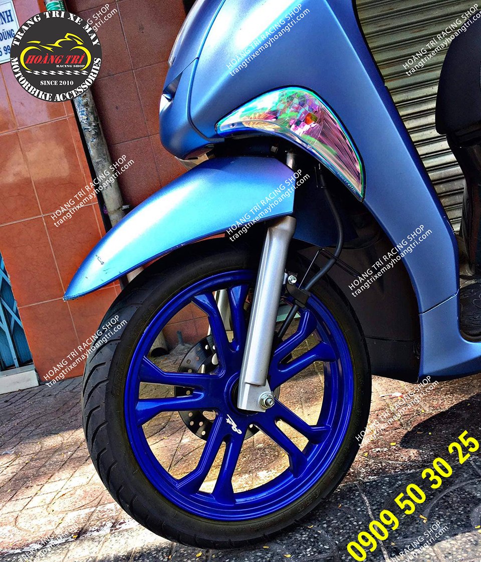 The matte blue janus has been installed with a pair of striking blue Comstar wheels