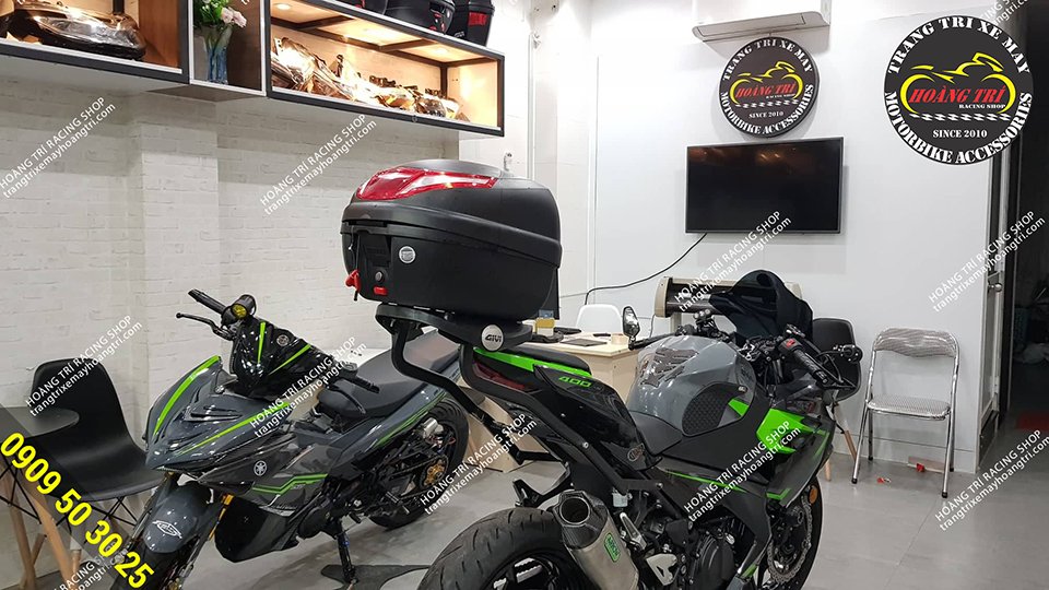 Kawasaki Ninja 400 has installed the givi . baga