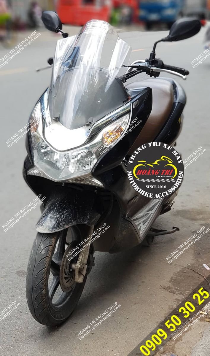 The transparent PCX 2011 windshield has been installed on the car