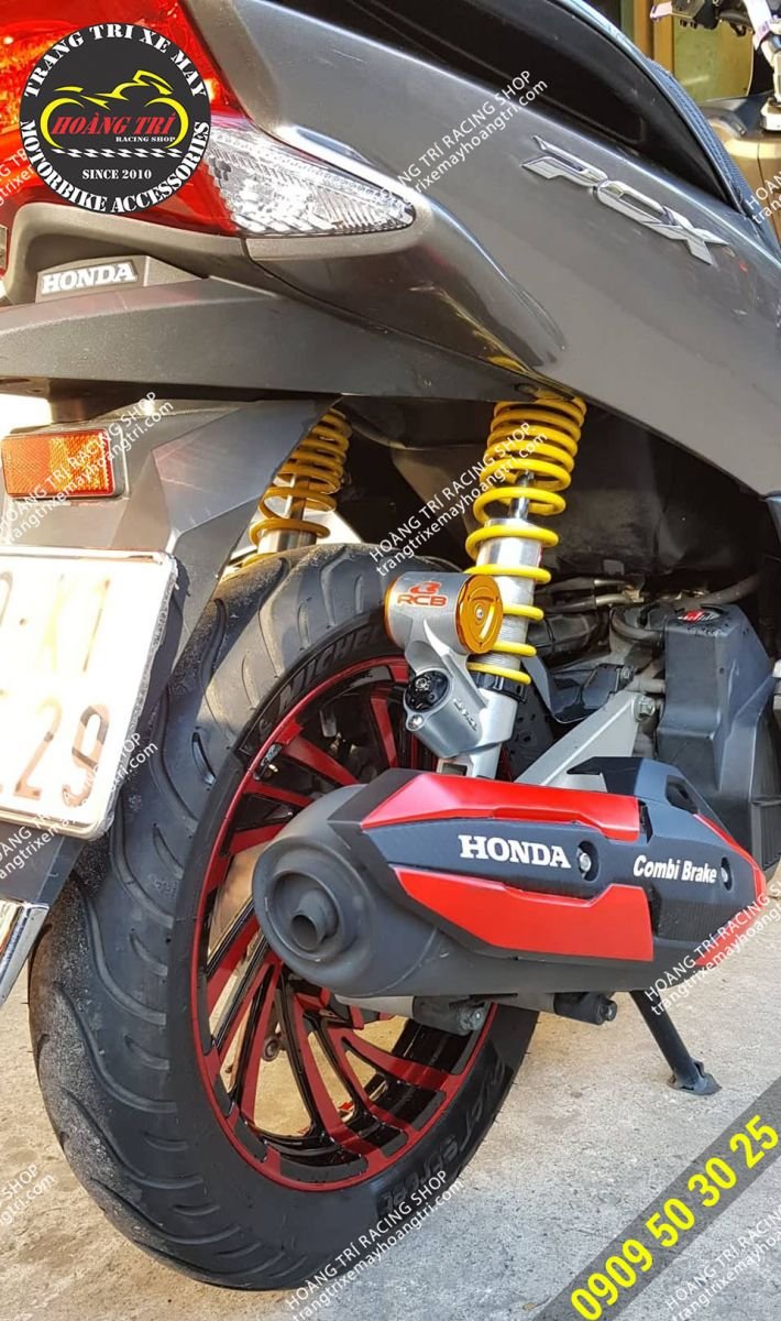 Close-up of the PCX 2014 cyclone kuni wheel and some accessories
