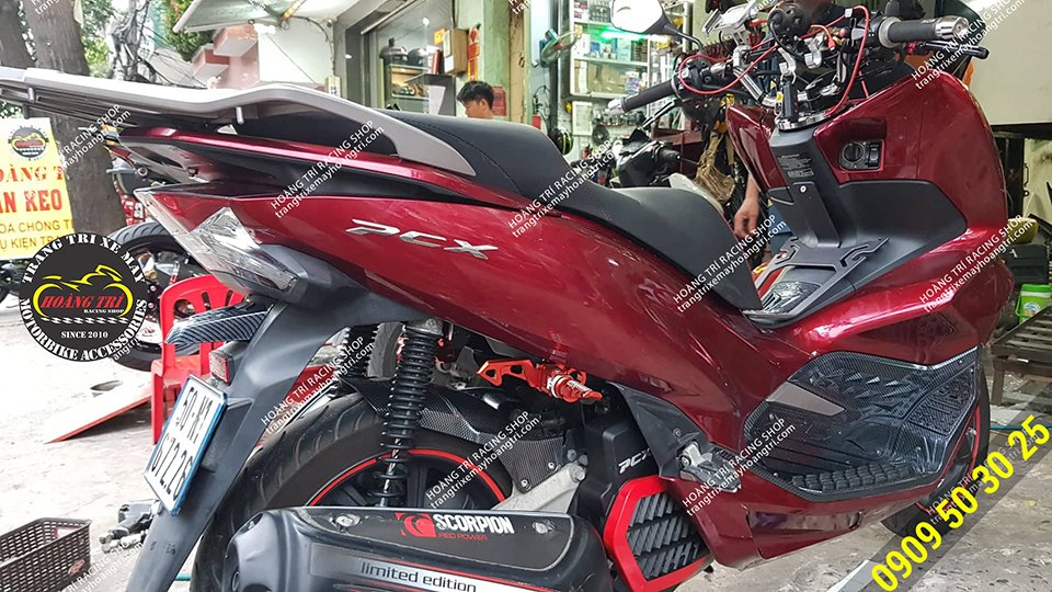 Xe PCX 2018 màu đỏ gắn gác chân phụ Biker màu cam