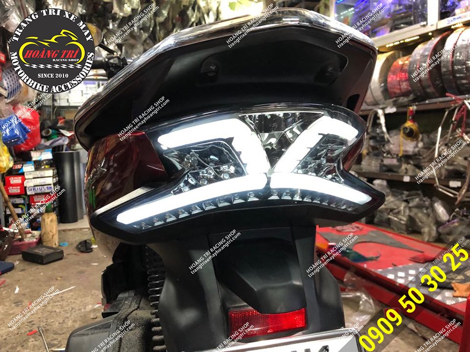 Demi mode of the tail light integrated with the Shark Power turn signal