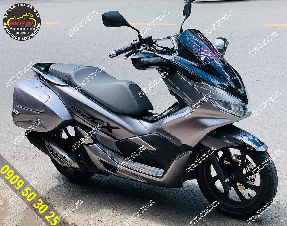 Toàn cảnh chiếc PCX 2018 đã trang bị cặp đôi thùng hông và kính hậu xi nhan