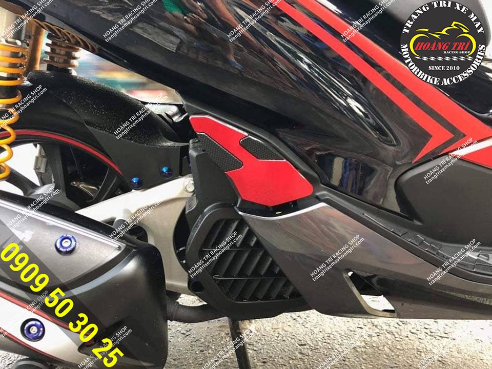 Màu sắc tông sẹc tông với màu của xe PCX 2018 (đỏ đen)