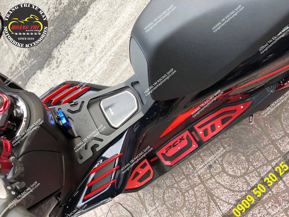 The red Shark Power footrest has been installed for PCX 2018