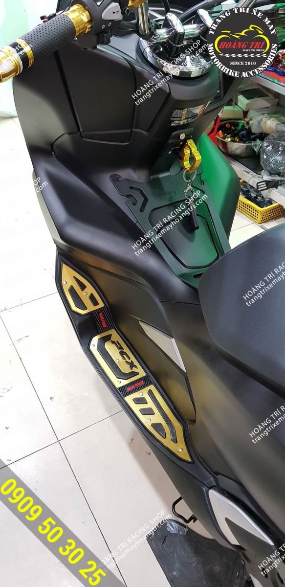 Yellow set of Shark Power footrest is equipped for PCX 2018