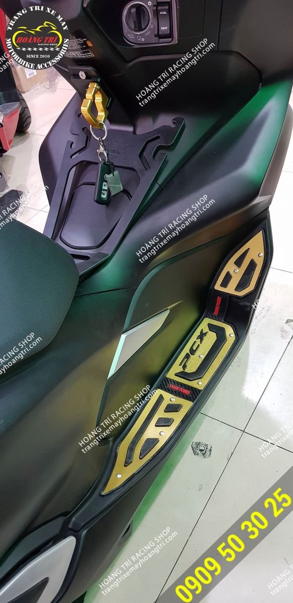 Tông sẹc tông cùng móc treo đồ CNC trên xe PCX 2018