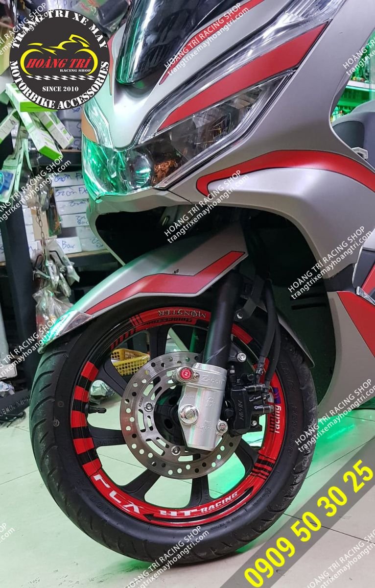 Z-con lock has been installed at the front fork of PCX 2018