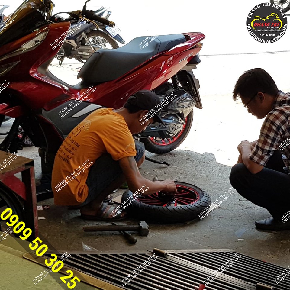 Hoang Tri Racing Shop staff are making wheels for PCX 2018 cars