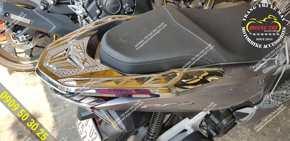The rear bumper of PCX 2018 has been installed with chrome-plated bumpers