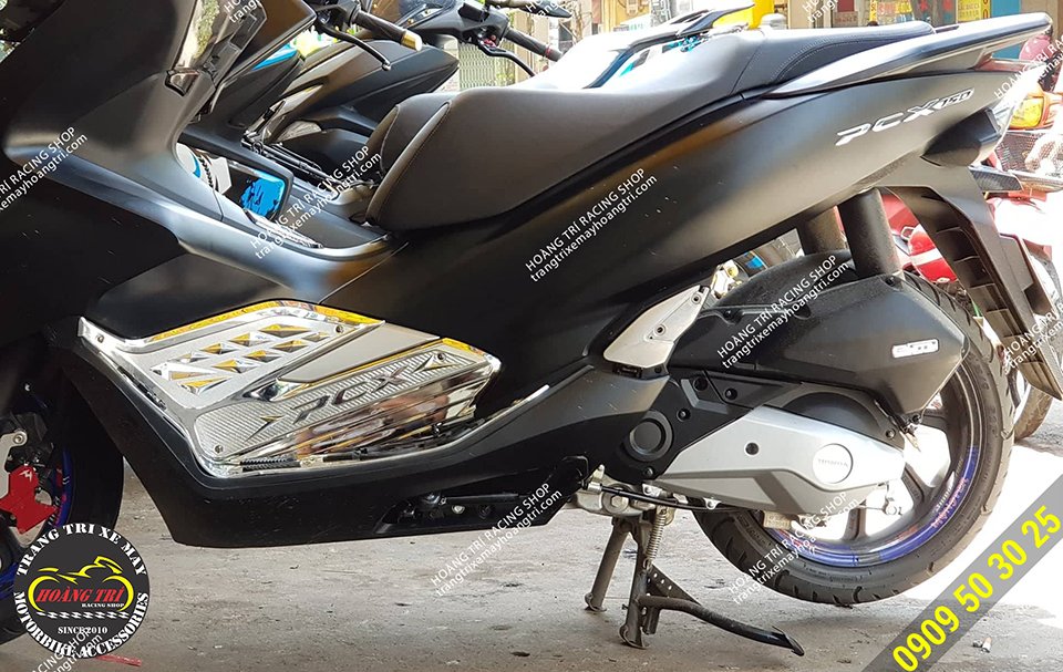 More prominent when installing PCX 2018 chrome plated side panels