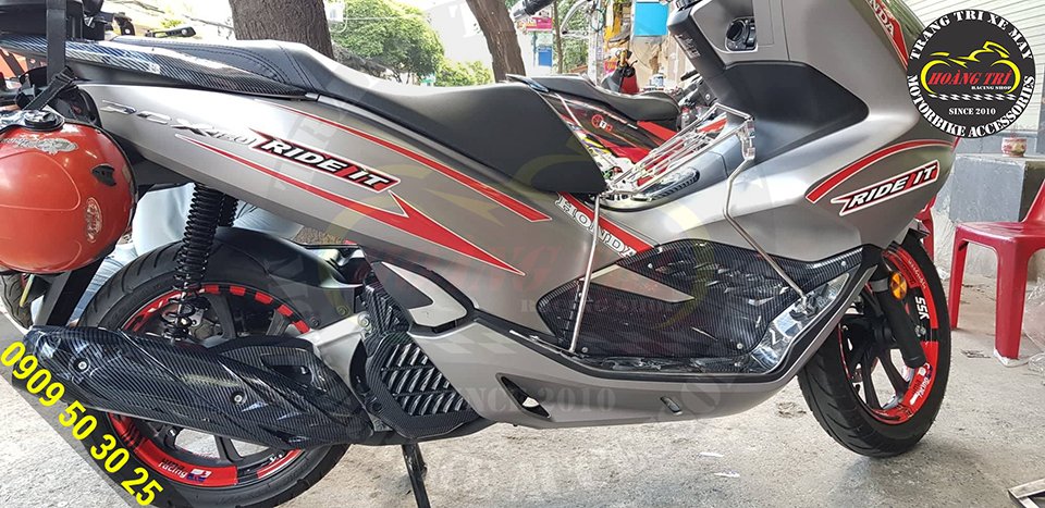 PCX 2018 side skirts have been installed on the car