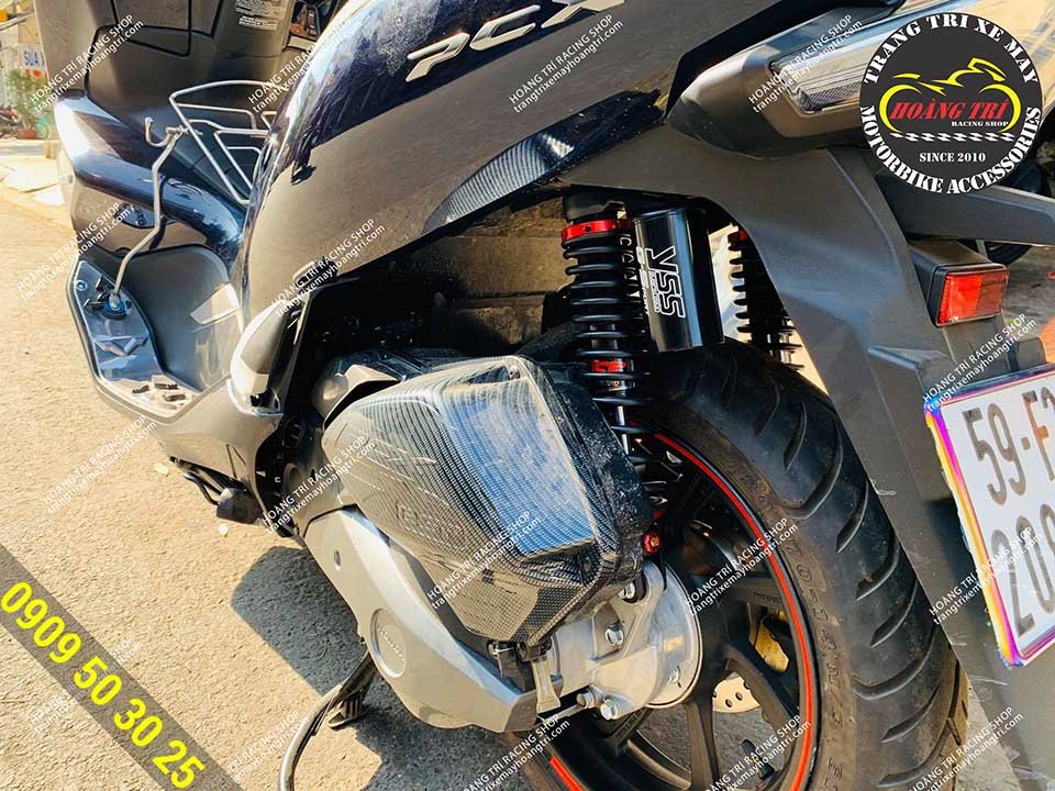 The black oil tank YSS G-Sport forks have been replaced for the PCX 2018 (Left)