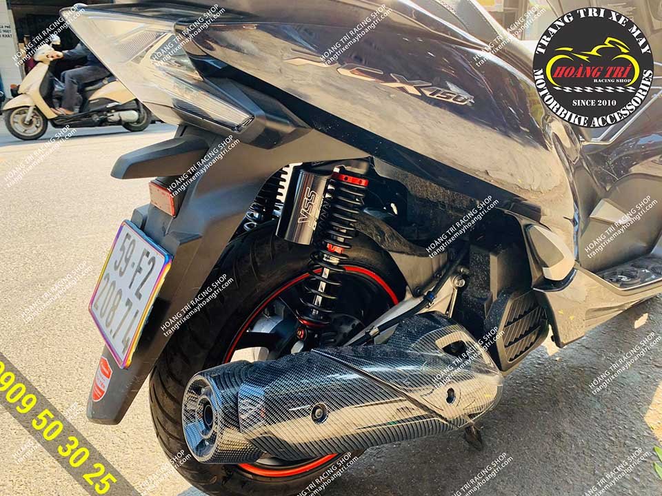 The black oil tank YSS G-Sport forks have been replaced for the PCX 2018 (Right)