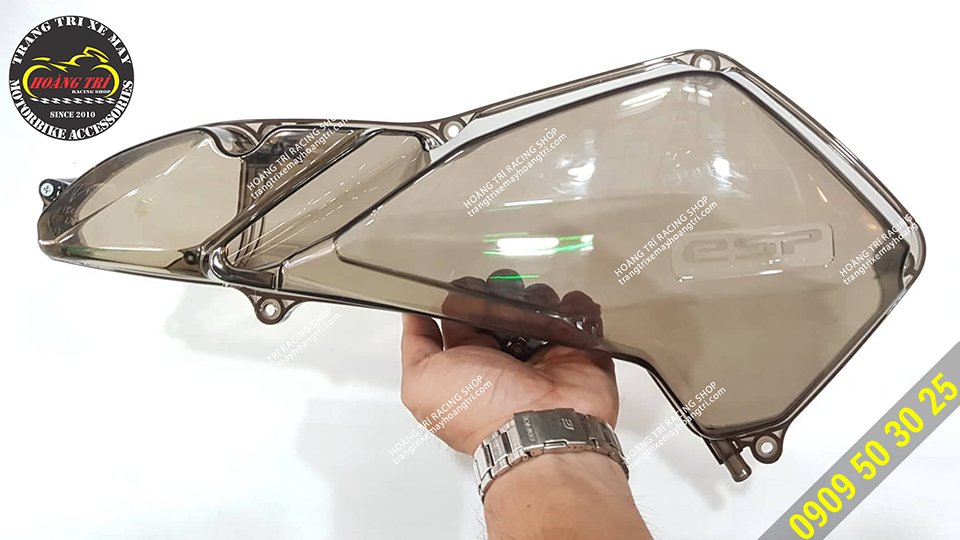 On the hand of the smokey black transparent muffler mounted on PCX 2018