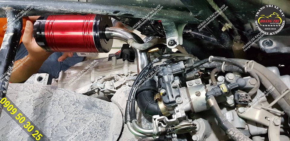 Employees are installing GTR cylinders for PCX 2018