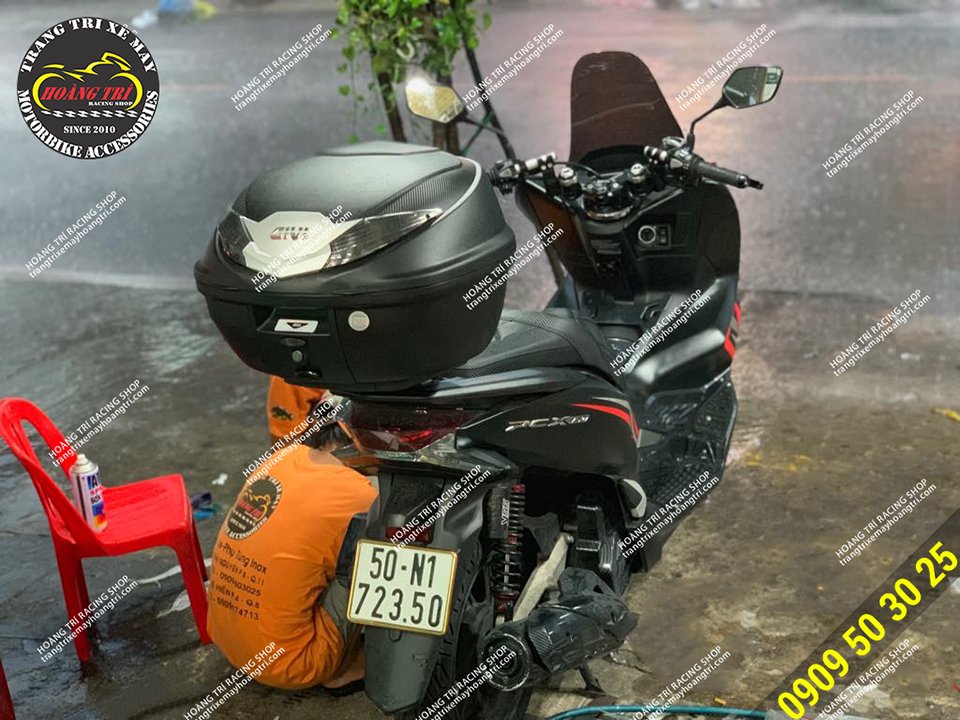 PCX 2019 installs Givi B360NT box in rainy and windy weather
