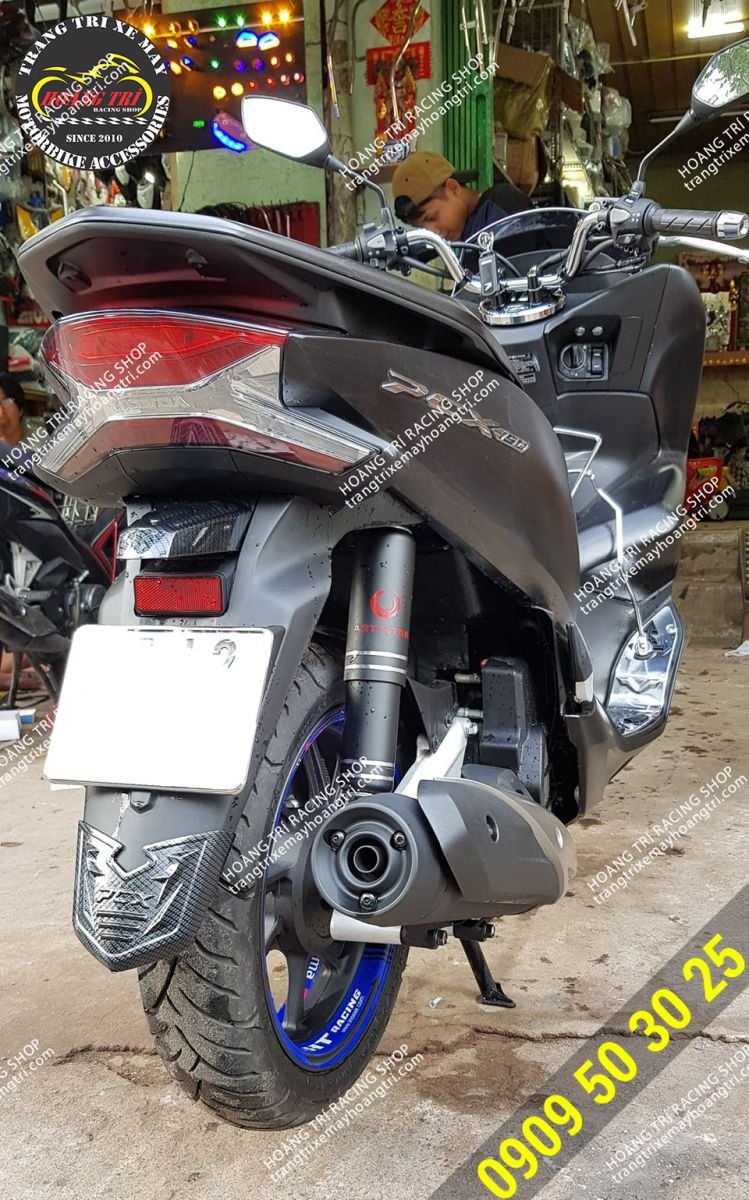 Artistar rear fork covers have been installed on pcx 2018