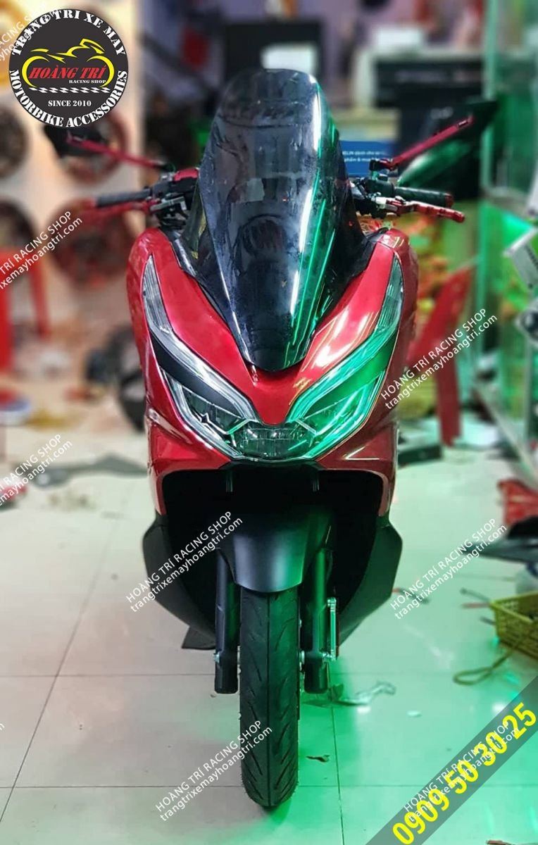 One more red 2018 PCX car to Hoang Tri Racing Shop equipped with H2C windscreen