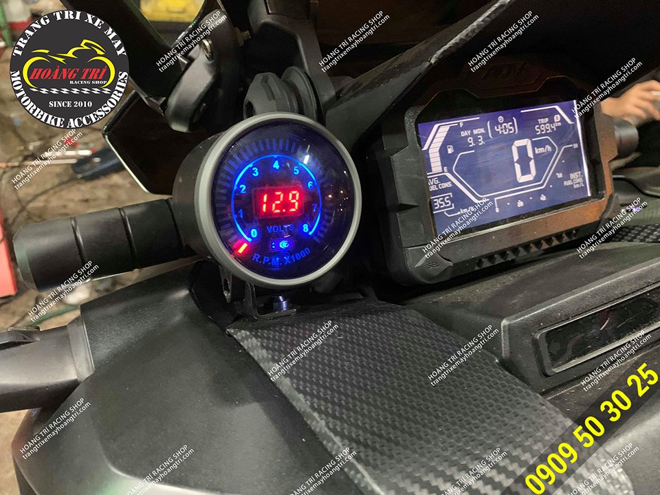 Close-up of the parameters on the tachometer (with the function of viewing average volts)