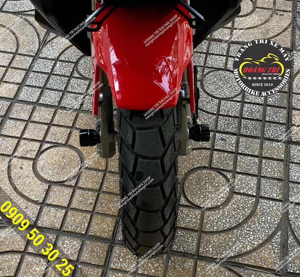 An overview of the ADV 150 with a pair of anti-drop front forks installed