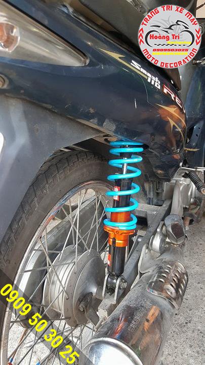 The blue color of the Racing Boy fork stands out on the car