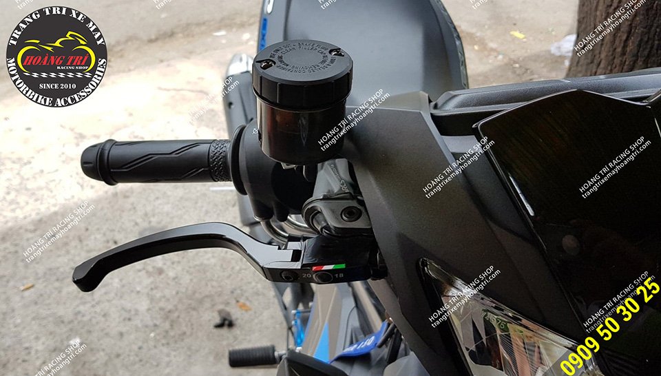 Brembo brake lever with removable oil tank fitted with Exciter 2019
