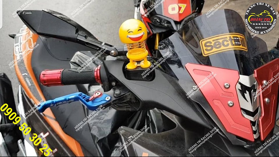 Thêm một xế cưng đến Hoàng Trí Racing shop gắn thú nhún nhảy xe máy emoji