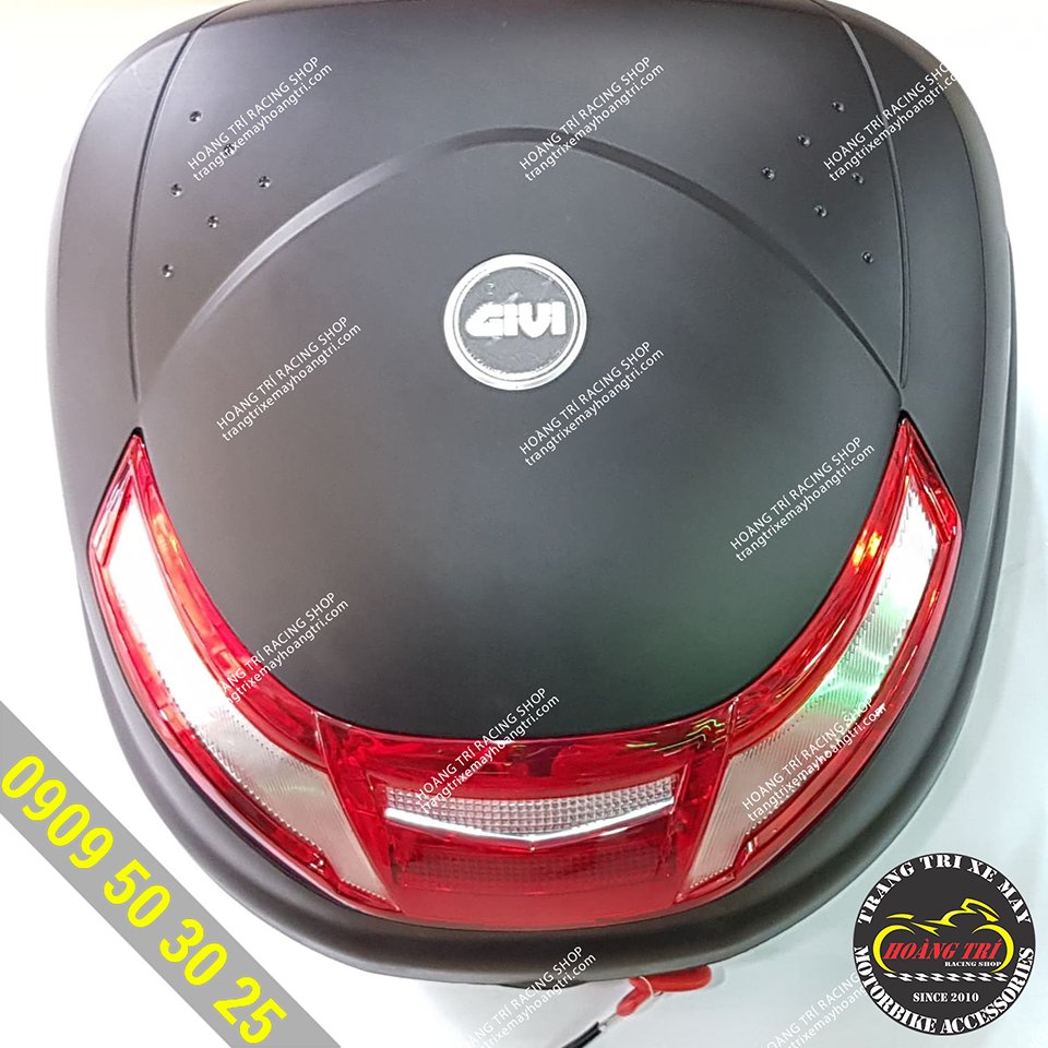 The image taken from above shows the huge size of the Givi E30RN thùng