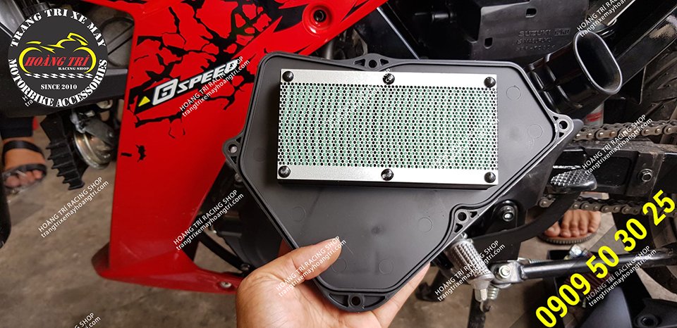 Suzuki Satria's zin air filter is about to be replaced