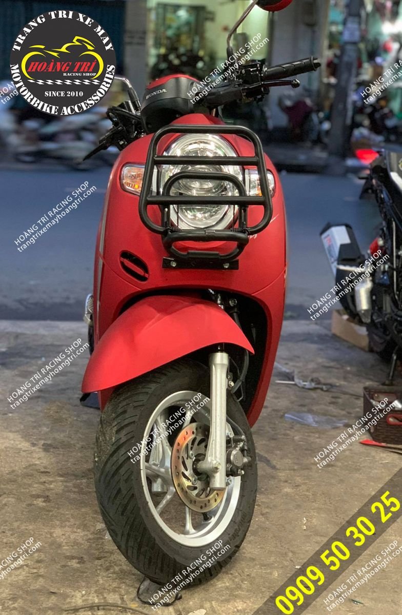Adding a red Scoopy to the black baga looks extremely attractive