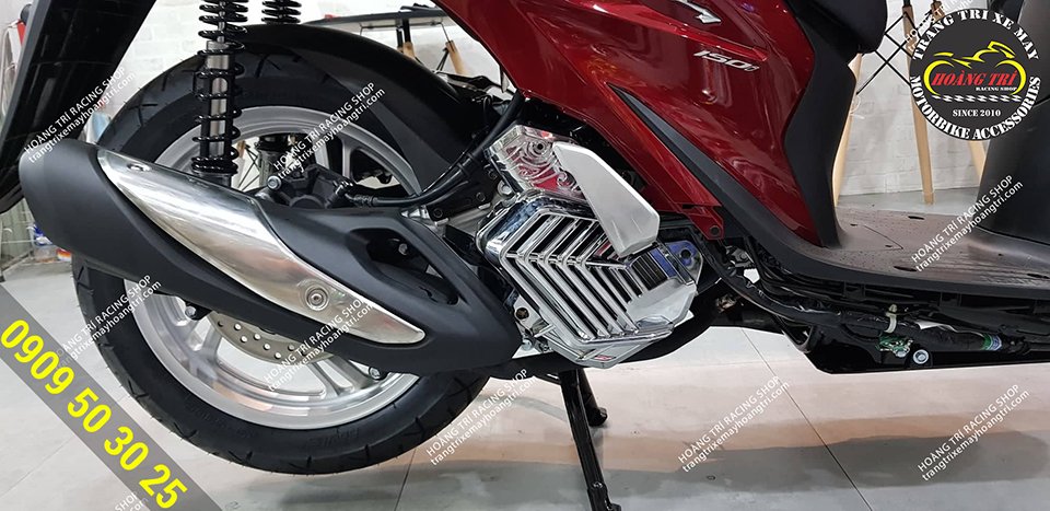 The red SH 2020 has been equipped with a prominent chrome-plated radiator cover